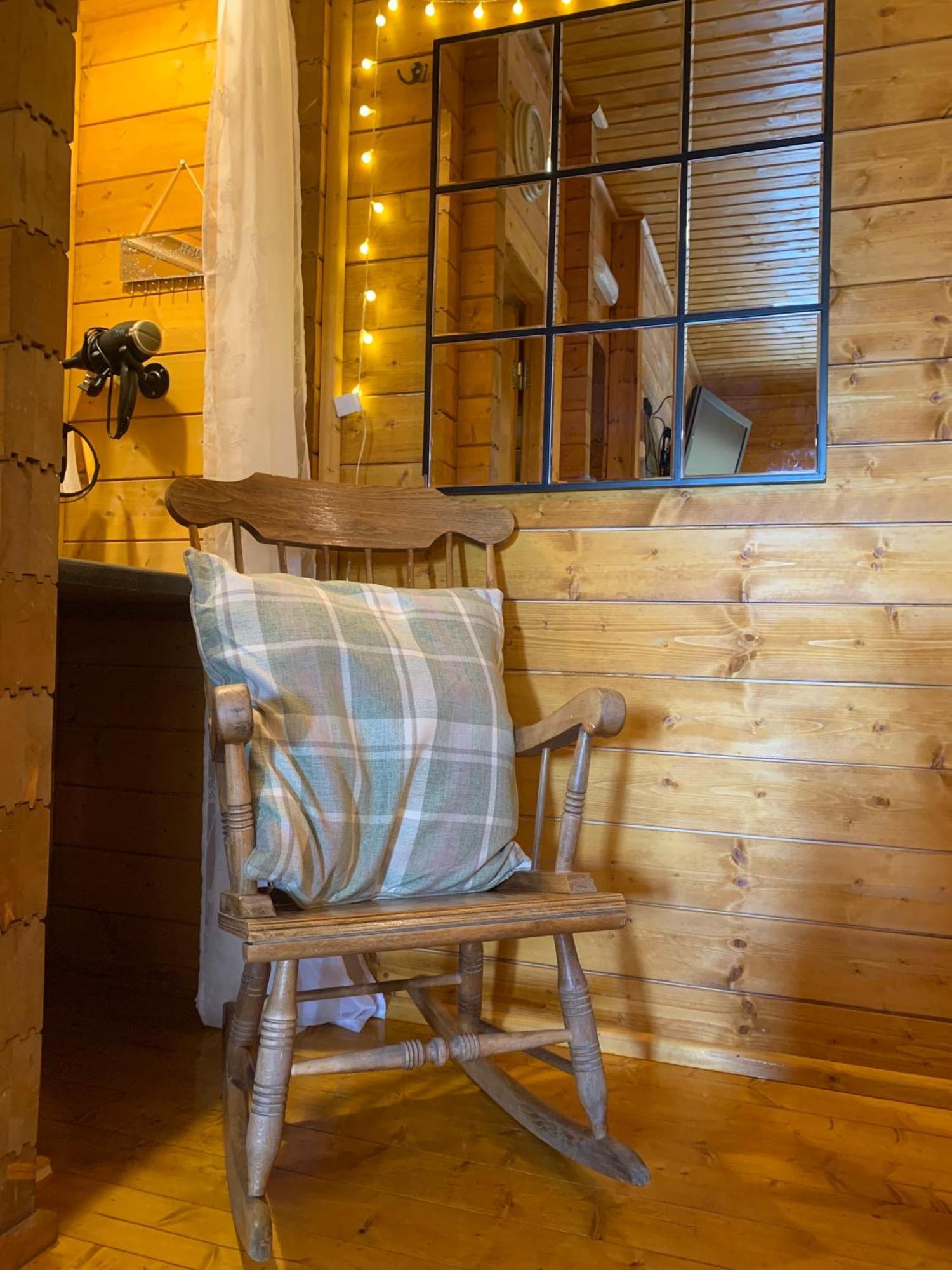 Cherry Cabin - Little Log Cabin In Wales Bettws Cedewain Dış mekan fotoğraf
