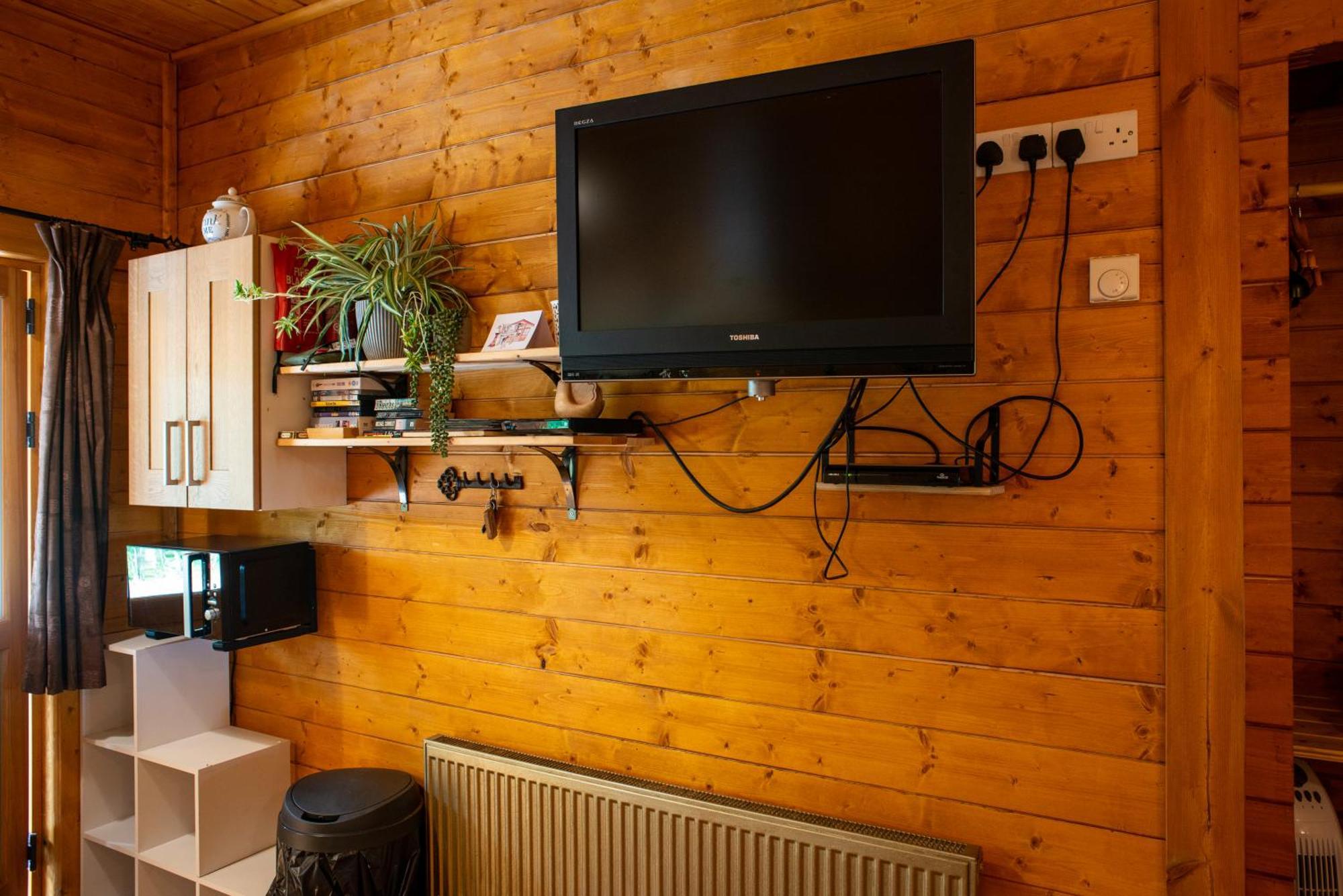 Cherry Cabin - Little Log Cabin In Wales Bettws Cedewain Dış mekan fotoğraf