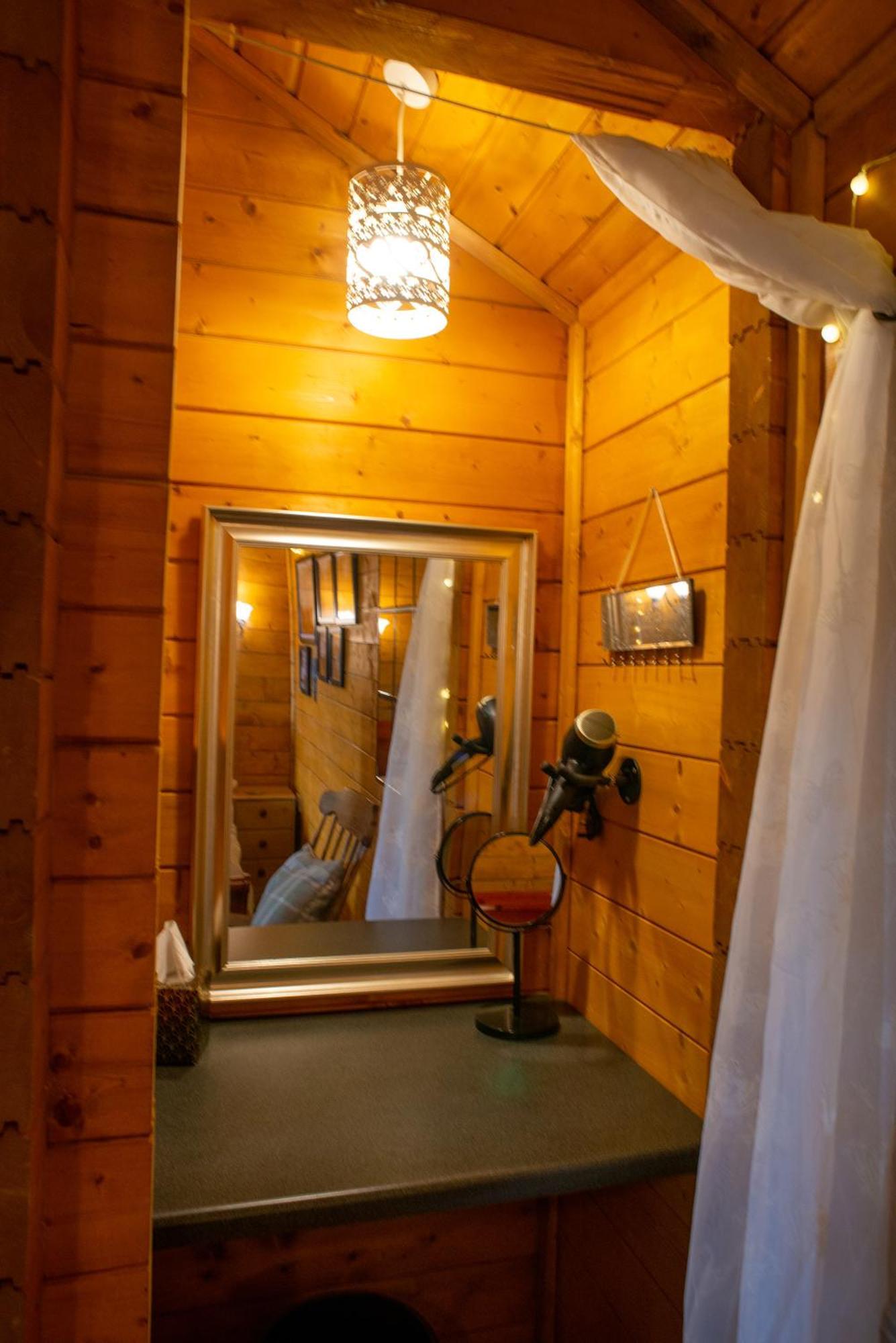 Cherry Cabin - Little Log Cabin In Wales Bettws Cedewain Dış mekan fotoğraf