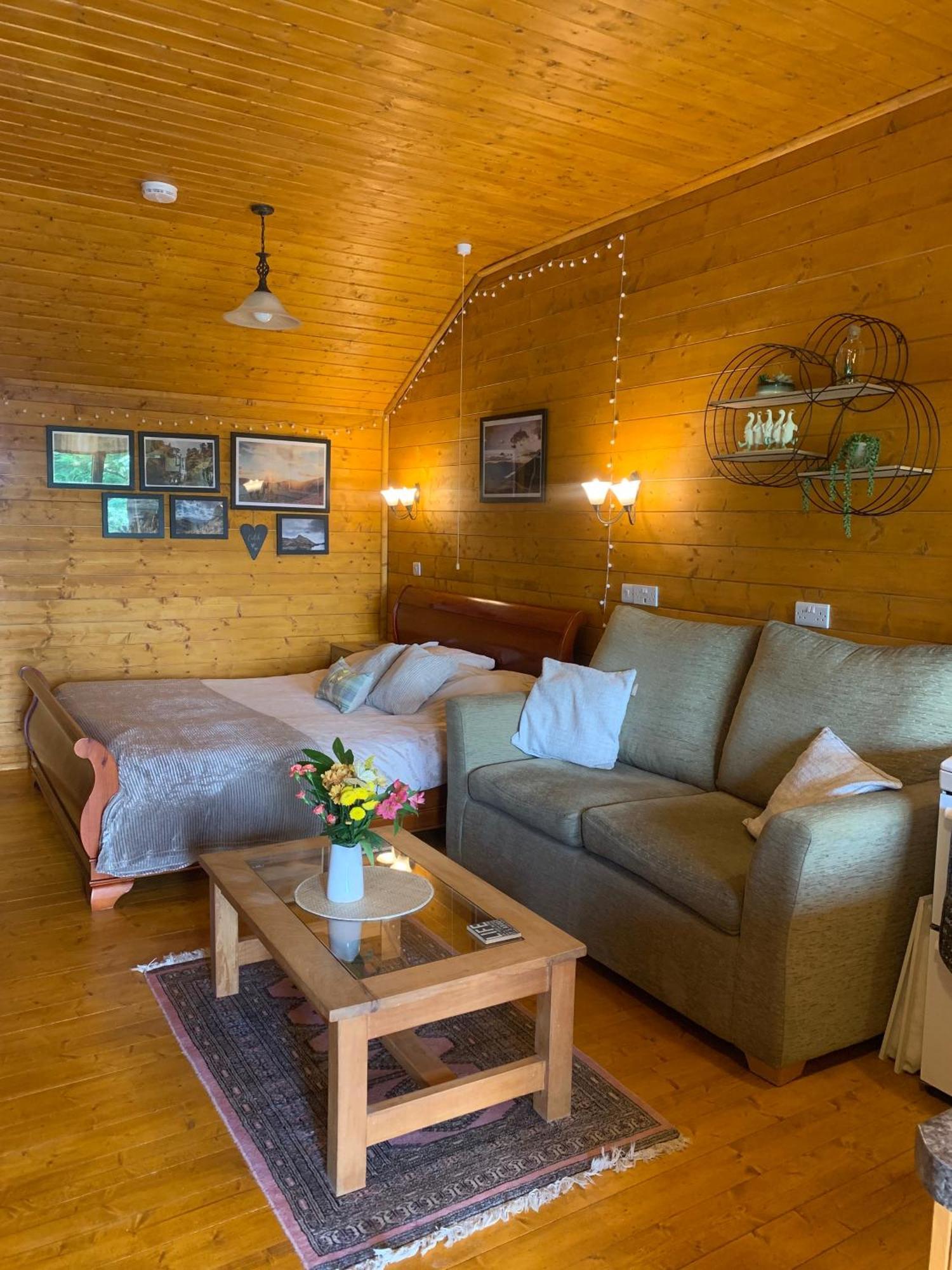 Cherry Cabin - Little Log Cabin In Wales Bettws Cedewain Dış mekan fotoğraf